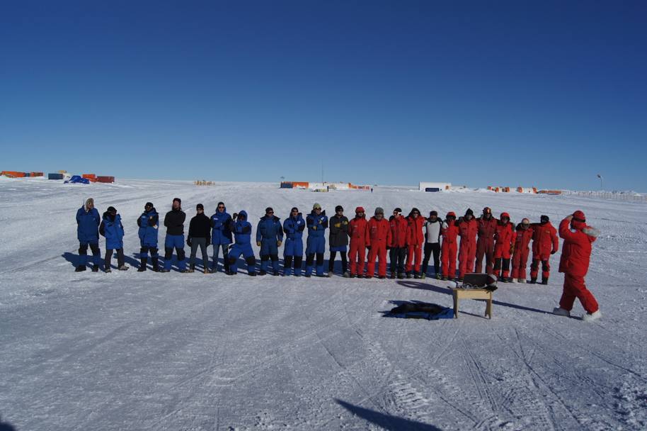 In campo gli scienziati francesi e italiani di stanza nella base Dome C. Un test match antartico: il match di rugby giocato pi a sud di sempre e a 3233 metri di quota